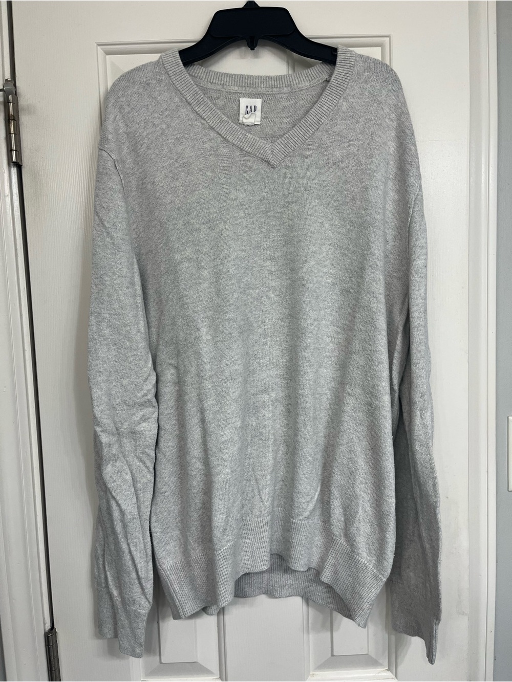 GAP Men's Light Gray V-Neck Sweater